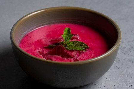 Téléchargez les photos : Cold beetroot soup with mint in a bowl on a gray background - en image libre de droit