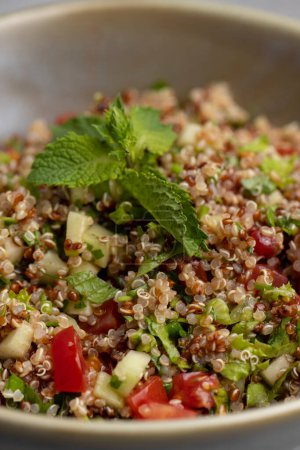 Foto de Ensalada de Tabbouleh con quinoa, perejil y menta Ensalada de quinoa - Imagen libre de derechos