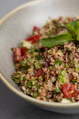 Téléchargez les photos : Salade de taboulé avec salade de quinoa, persil et menthe .quinoa - en image libre de droit