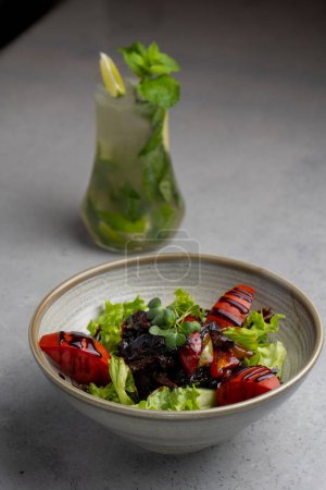 Téléchargez les photos : Salade de foie de pouleSalade fraîche au quinoa, olives, tomate et roquette. - en image libre de droit