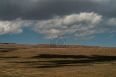 Téléchargez les photos : Beau paysage de montagne avec des nuages dans le ciel bleu, Arménie - en image libre de droit