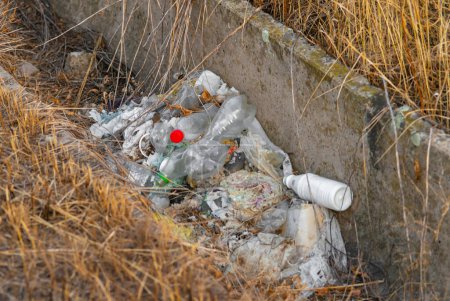 Foto de Basura de plástico en el campo. La contaminación del medio ambiente. - Imagen libre de derechos