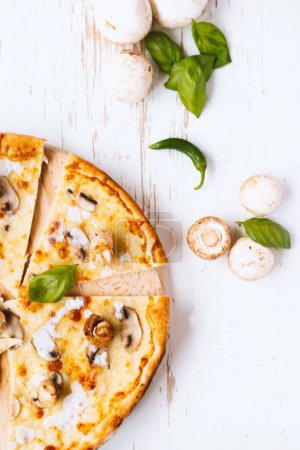 Foto de Sabrosa pizza recién horneada con champiñones y filete de pollo - Imagen libre de derechos