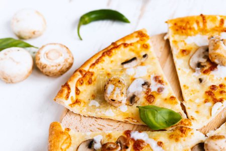 Foto de Sabrosa pizza recién horneada con champiñones y filete de pollo - Imagen libre de derechos