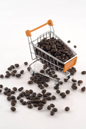 Téléchargez les photos : Panier plein de grains de café torréfiés
. - en image libre de droit