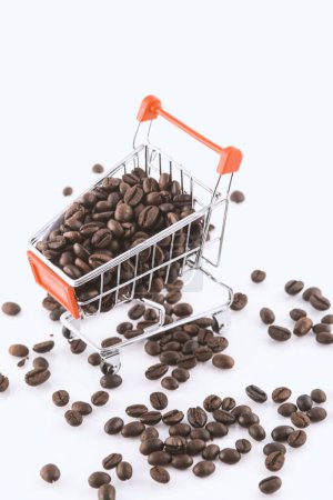 Foto de Muchos granos de café están en el carrito de la compra.
. - Imagen libre de derechos