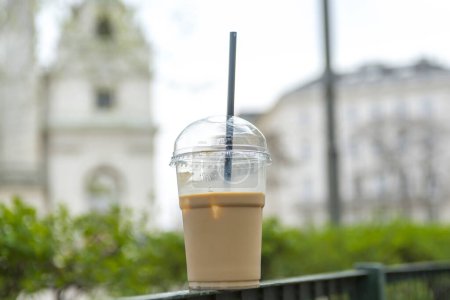 Pour aller tasse avec cappuccino glacé en plein air dans le jour du printemps

