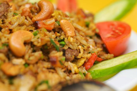Téléchargez les photos : Riz frit avec viande et légumes dans une assiette, cuisine thaïlandaise - en image libre de droit