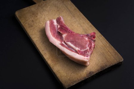 Téléchargez les photos : Steak cru avec planche en bois rustique
. - en image libre de droit