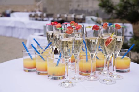 Téléchargez les photos : Verres de champagne et jus boissons de bienvenue sur la table avant l'événement - en image libre de droit