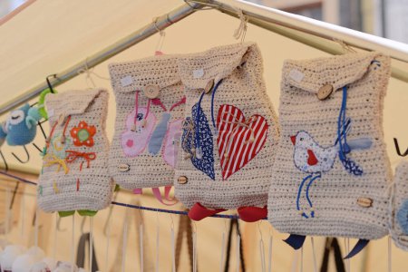 Téléchargez les photos : Petits sacs au crochet pour les enfants vendus dans un étal de marché - en image libre de droit