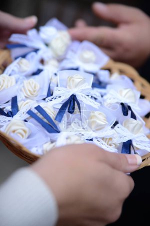 Téléchargez les photos : Plumes de mariage avec des roses avant d'épingler sur les costumes des invités de mariage - en image libre de droit
