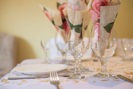 Téléchargez les photos : Festive table setting with glasses, napkins, plates and silver cutlery - en image libre de droit