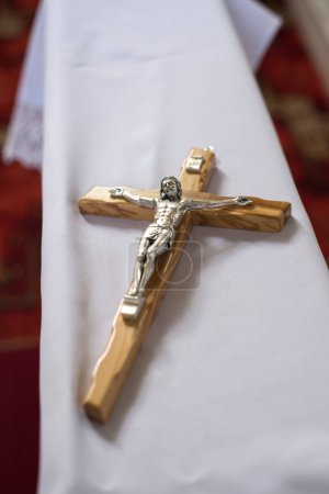 Téléchargez les photos : Une petite croix en bois avec Jésus-Christ placée à genoux avant la cérémonie de mariage - en image libre de droit