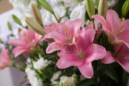 Téléchargez les photos : Un grand bouquet de lys roses et blancs - décoration de mariage - en image libre de droit