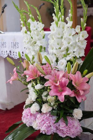 Téléchargez les photos : Un grand bouquet de lys roses et blancs - décoration de mariage - en image libre de droit