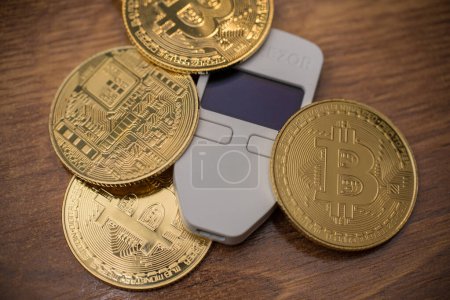 Téléchargez les photos : Bitcoin est une crypto-monnaie décentralisée et le paiement dans le monde entier, concept de technologie - avec trezor - en image libre de droit