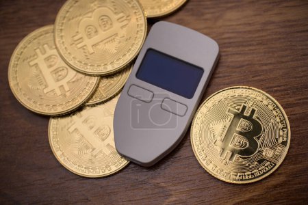 Téléchargez les photos : Bitcoin est une crypto-monnaie décentralisée et le paiement dans le monde entier, concept de technologie - avec trezor - en image libre de droit
