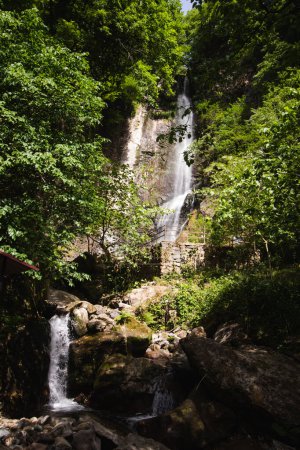 Großer Sommer-Wasserfall Makhuntseti in der Stadt Zeda Makhuntseti in Adschara, Georgien