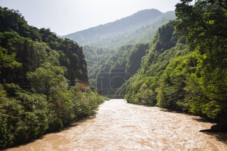 Río Adzharistskali cerca de la ciudad de Zeda Makhuntseti en Adjara, Georgia