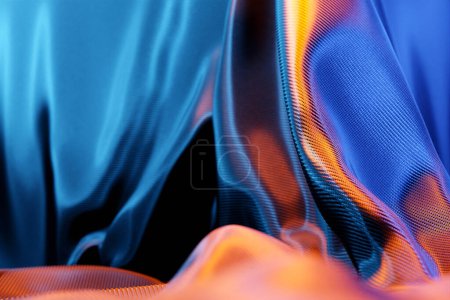 Téléchargez les photos : Illustration 3D de la texture d'un tissu naturel bleu avec des plis. Fond abstrait de beau tissu naturel gros plan. Rideaux rouges, rideau de scène - en image libre de droit