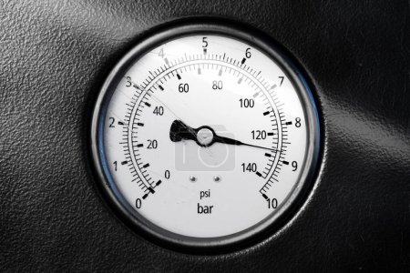 Téléchargez les photos : Round temperature gauge isolated on a black panel. Circular barometer or indicator template. 3d illustration - en image libre de droit