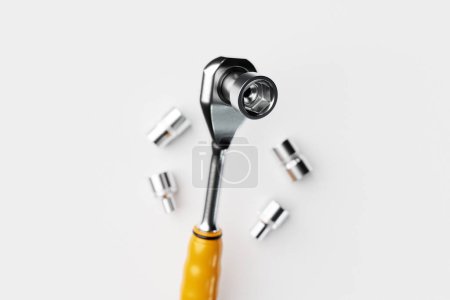 Téléchargez les photos : 3D illustration of a  ratchet wrench  in cartoon style on a white  background. Hand carpentry tool for the workshop. - en image libre de droit