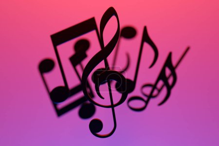 Téléchargez les photos : Notes et symboles musicaux avec des courbes et des tourbillons sur fond rose. Illustration 3D - en image libre de droit