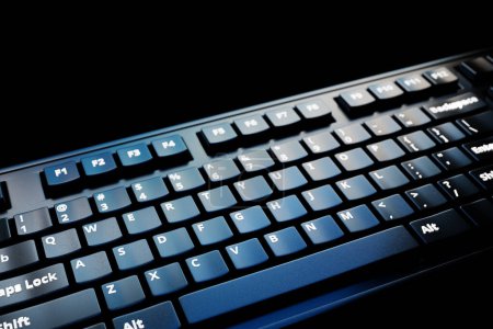 Téléchargez les photos : Computer keyboard on black background. 3D rendering of streaming gear and gamer workspace concept - en image libre de droit