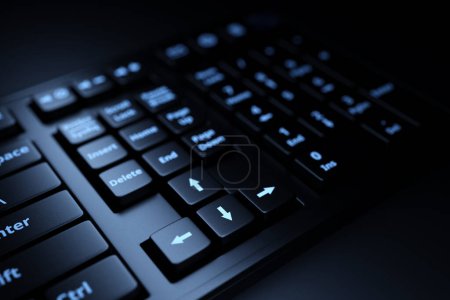 Foto de Teclado negro del ordenador sobre fondo negro. Representación 3D del equipo de streaming y el concepto de espacio de trabajo del jugador - Imagen libre de derechos