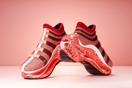 Foto de Brillantes zapatillas unisex rojas en lona blanca y roja con suelas altas. ilustración 3d - Imagen libre de derechos