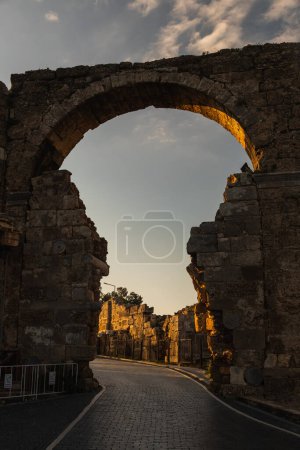 Foto de Side; Turkey 23 de enero de 2023: Antigua puerta arqueada. Arquitectura monumental de la época del Imperio Romano. - Imagen libre de derechos