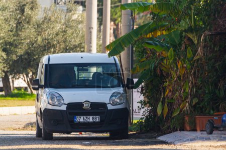 Foto de Side, Turkey -January 21, 2023: el Hyundai I30 blanco está estacionado en la calle en un día cálido con el telón de fondo de un edificio, árboles - Imagen libre de derechos