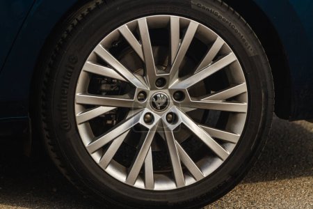 Foto de Side, Turkey -January 21, 2023: rueda de coche de primer plano con rueda de aleación de aluminio y neumáticos nuevos - Imagen libre de derechos