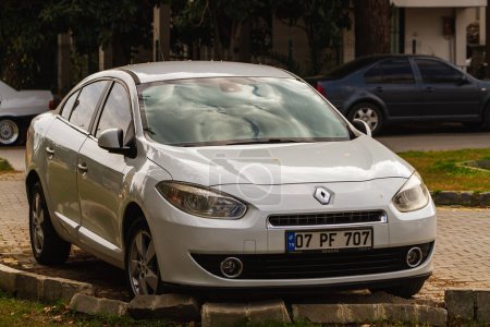 Téléchargez les photos : Side, Turkey -January 21, 2023:      white Renault Fluence   is parked  on the street on a warm summer day - en image libre de droit
