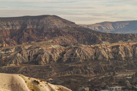 Foto de Ciudad de Goreme al atardecer en Capadocia, Anatolia Central, Turquía. Vista de la mañana del pueblo de Goreme en Capadocia en el fondo del terreno natural - Imagen libre de derechos