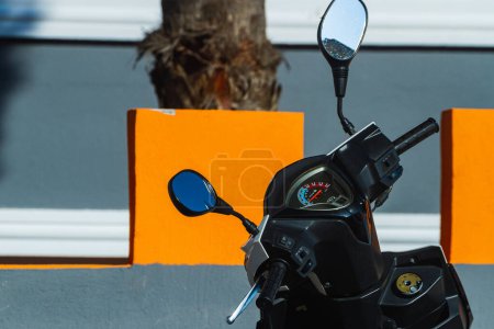 Téléchargez les photos : Gros plan du panneau de commande de la moto, vue arrière - en image libre de droit