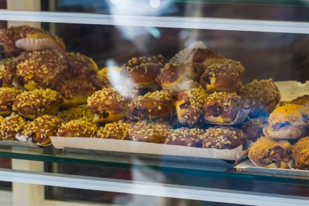 Téléchargez les photos : Savoureux bonbons français sur la vitrine, délicieuses pâtisseries pour le café. Eclairs sur l'étagère d'une pâtisserie ou d'un café. - en image libre de droit