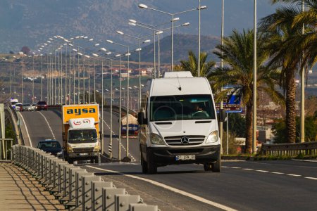 Foto de Side, Turkey -January 22, 2023: Automóviles en la autopista en el tráfico - Imagen libre de derechos