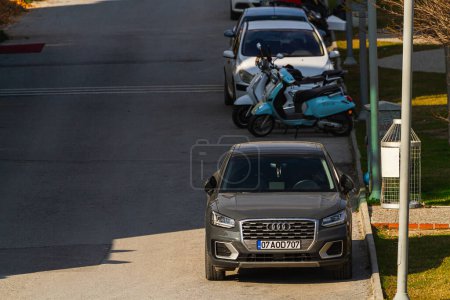 Téléchargez les photos : Côté, Turquie -30 janvier 2022 : Audi Q2 marron est stationné dans la rue par une chaude journée sur fond de bouse de construction, arbres - en image libre de droit
