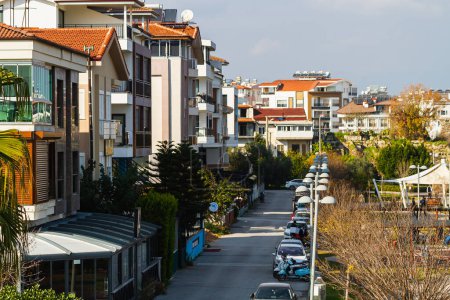 Téléchargez les photos : Side, Turkey -January 22, 2023:    a  clean and free city street. City street with different low rise houses,  cars parking - en image libre de droit
