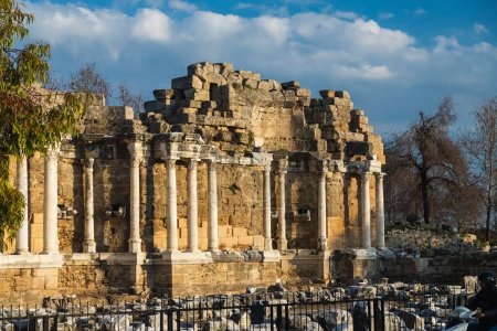 Foto de Una antigua ciudad arruinada de columnas. Ruina. Vista de la antigua ciudad de Side, Turquía. - Imagen libre de derechos