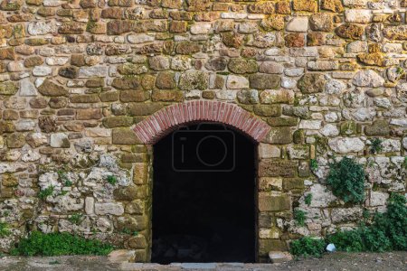 Téléchargez les photos : Close-up of a gate with  bricks elements in an ancient amphitheater - en image libre de droit