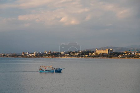 Foto de Lado; Turquía Enero 23 2023: yate azul a la deriva en el mar azul - Imagen libre de derechos