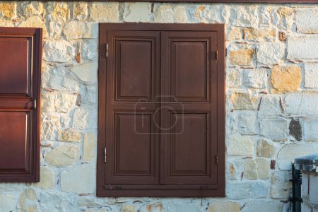 Téléchargez les photos : Fermer fenêtre vintage en bois marron dans une vieille maison en pierre - en image libre de droit