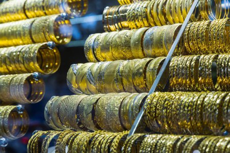 Téléchargez les photos : Fenêtre de magasin de bijoux avec une vaste sélection de bracelets de bijoux en or, chaînes - en image libre de droit