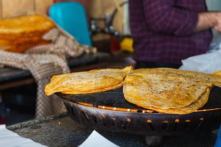 Téléchargez les photos : Gros plan pain pita est chauffé pour shawarma turc - en image libre de droit