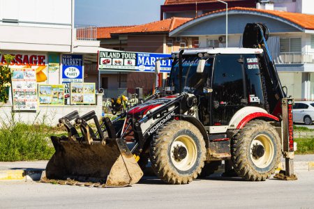 Téléchargez les photos : Side, Turkey -January 23, 2023:   red  Tractor  is parked  on the street on a warm summer day - en image libre de droit