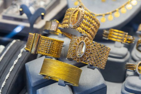 Foto de Primer plano del anillo de collares de oro joyas, pulseras, mostrar en la tienda de belleza escaparate escaparate escaparate. - Imagen libre de derechos