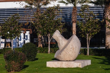 Foto de Manavgat, Turquía - 23 de enero de 2023: escultura moderna de formas geométricas simples en el parque - Imagen libre de derechos